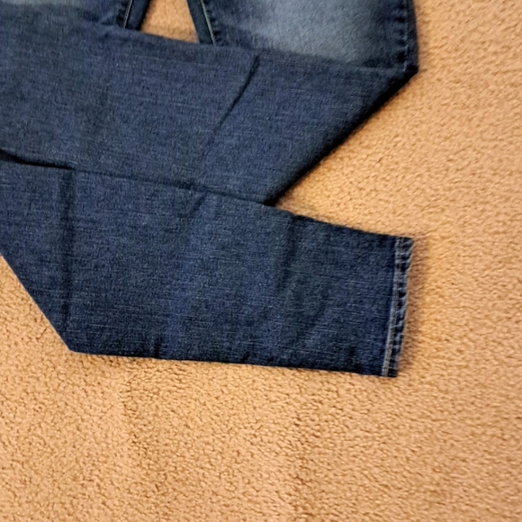 Womens NEW SIGNATURE LEVI SHAPING JEANS. 4. (WAIST 27) - Picture 4 of 15